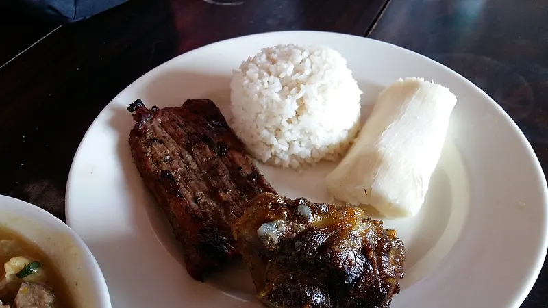 Carne asada con arroz y yuca, almuerzo típico santandereano servido en Panachi