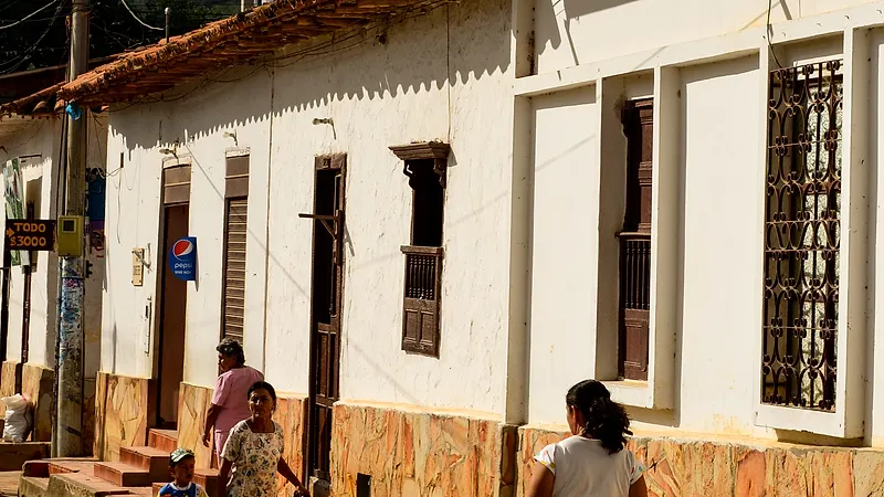 Calle con casas coloniales en el casco urbano de Los Santos, Santander