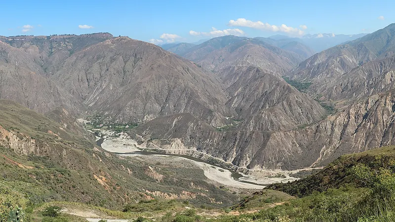 Montañas y valle del río Chicamocha en el cañón, Santander